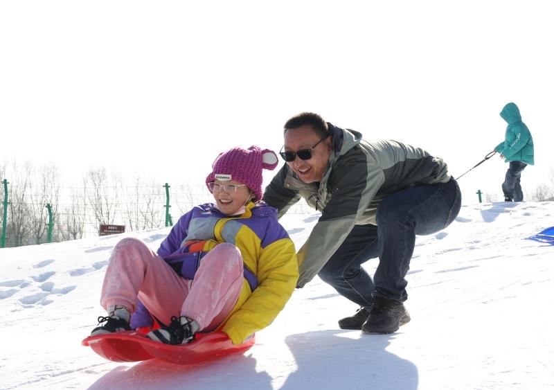 东北雪场陆续“开板” 冰雪经济释放澎湃动能