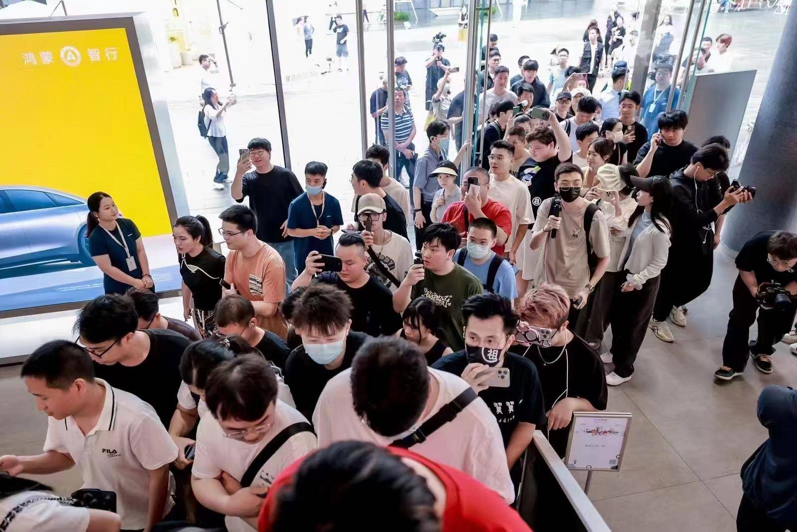 华为Mate 70系列手机开售 多地门店大排长龙