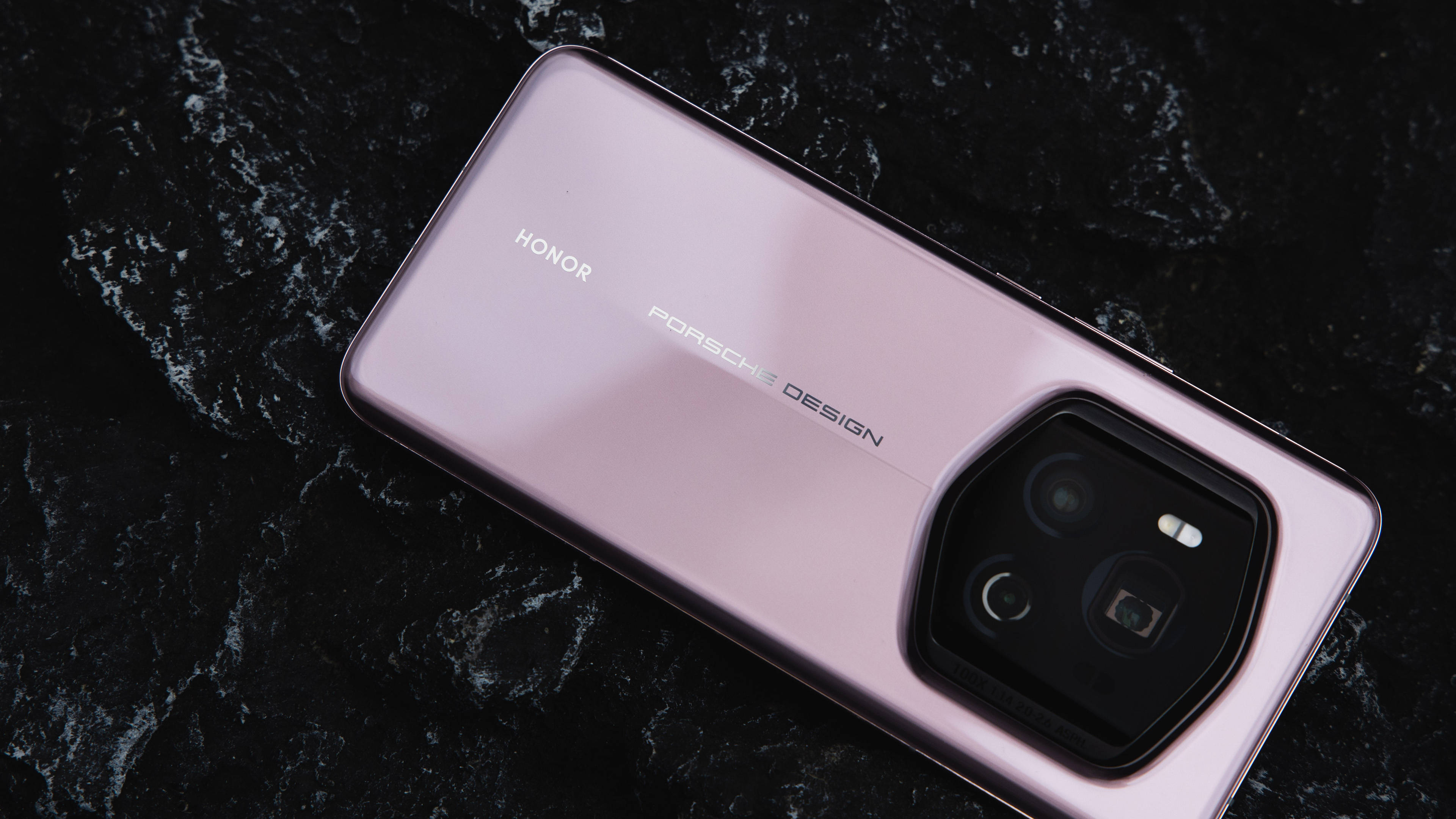 荣耀发布Magic7 RSR保时捷设计版手机