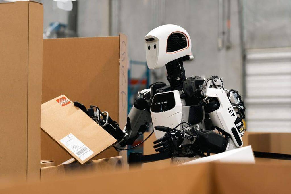 瞄准商业化落地 车企纷纷“驶入”人形机器人赛道