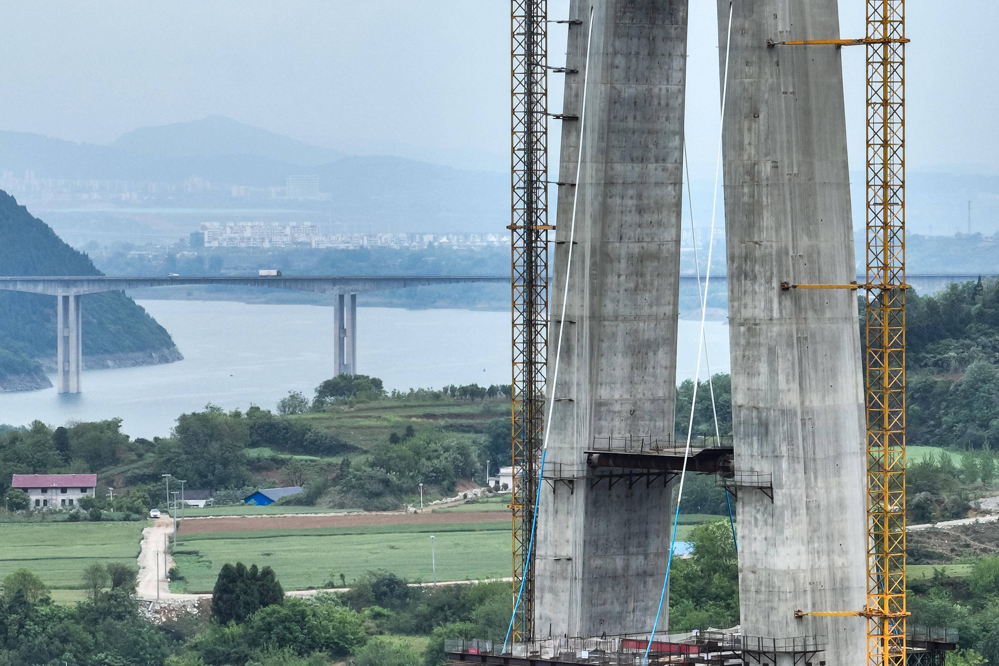 西十高铁重点工程天竺山二号隧道贯通