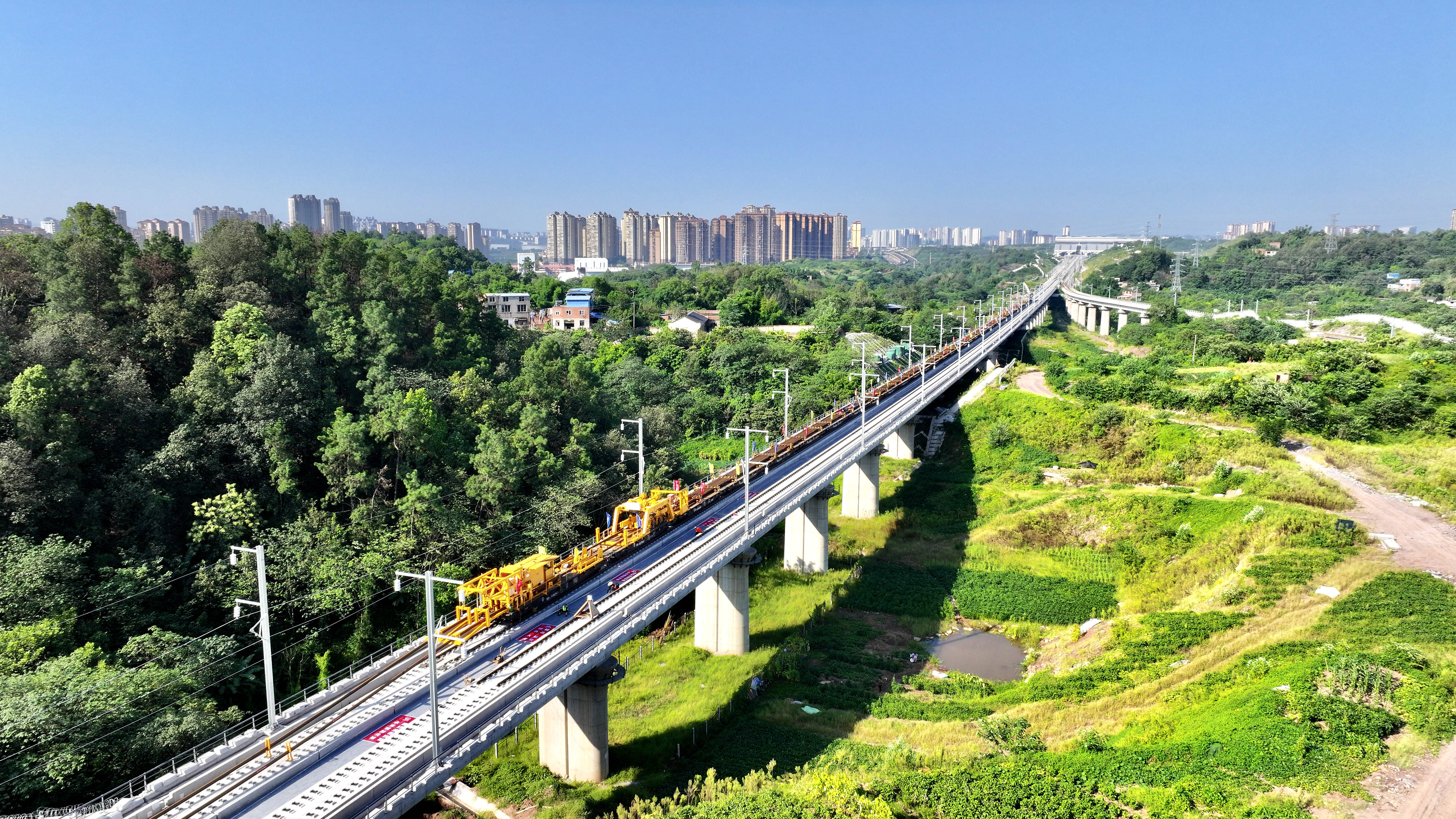 2024年全国近八成旅客坐动车出行