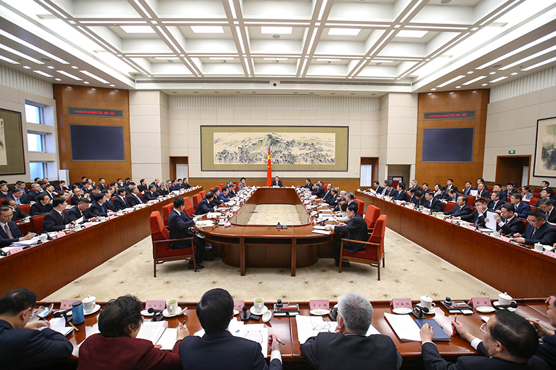 李强主持召开专家、企业家和教科文卫体等领域代表座谈会 听取对政府工作报告的意见建议