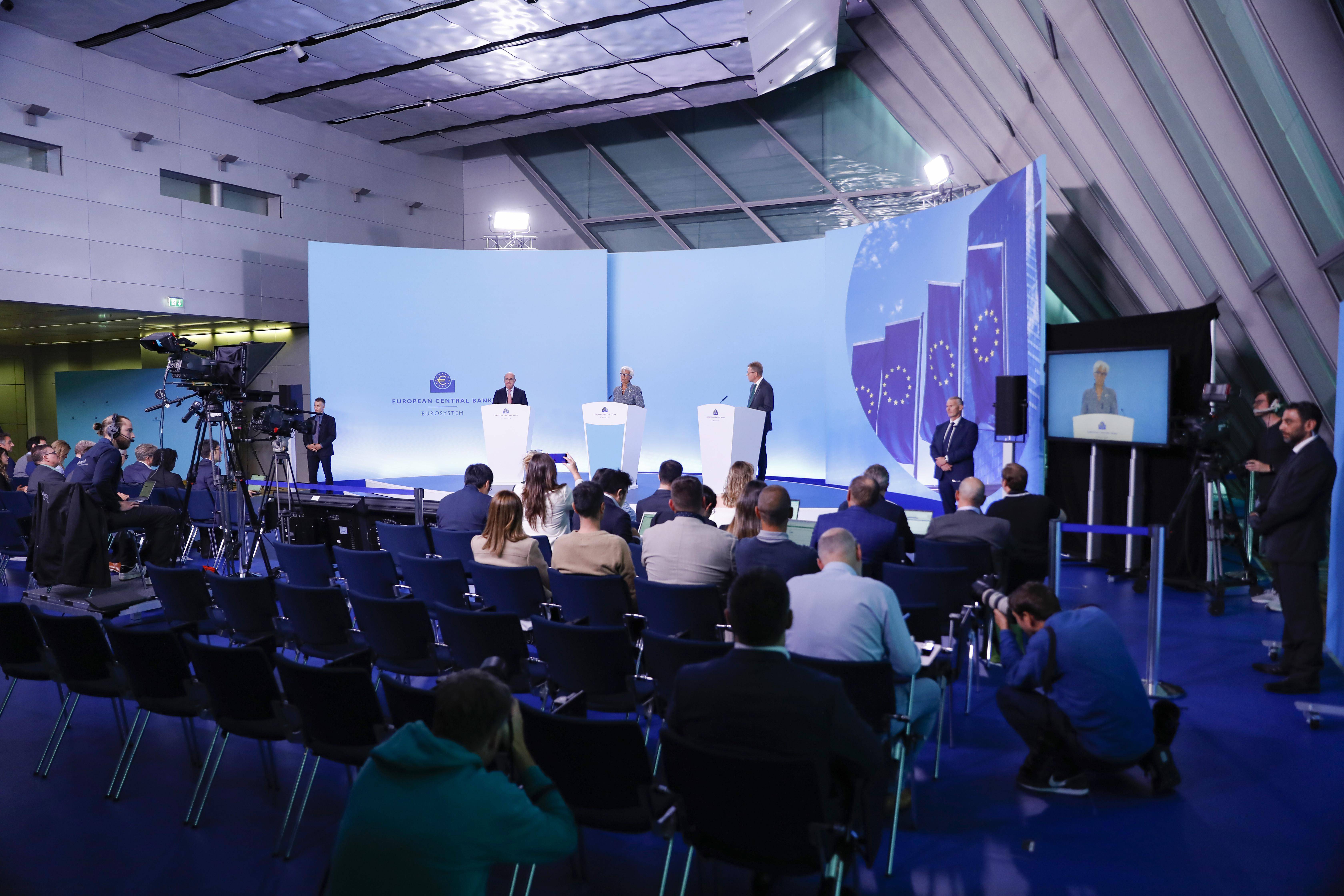 欧洲央行下调三大关键利率25个基点