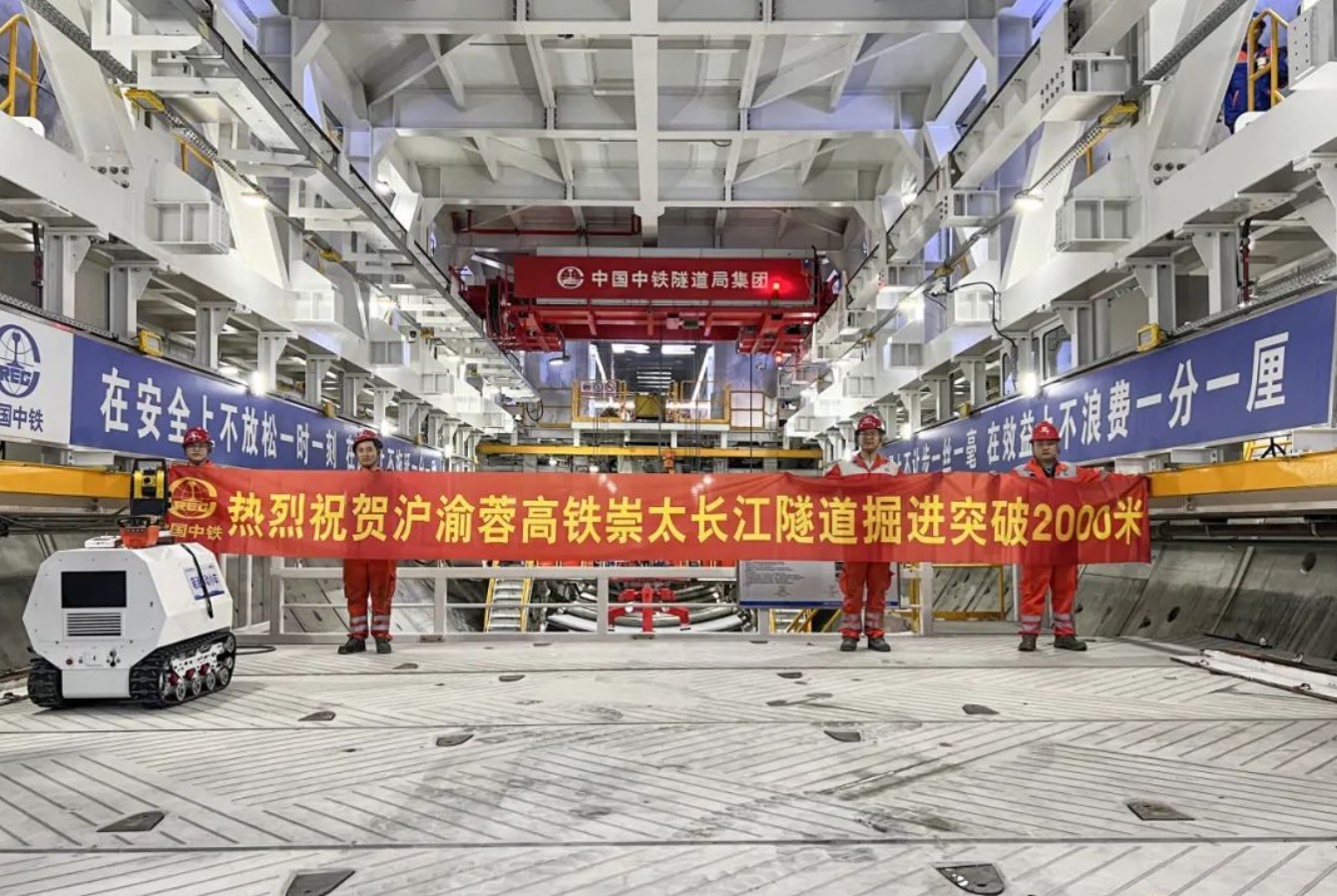 突破5000米 “领航号”盾构机在长江江底掘进