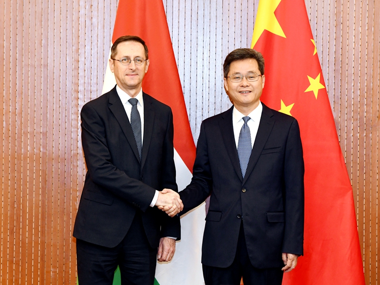 高层论坛2025丨财政部部长蓝佛安：打好政策“组合拳” 更加积极的财政政策将持续发力