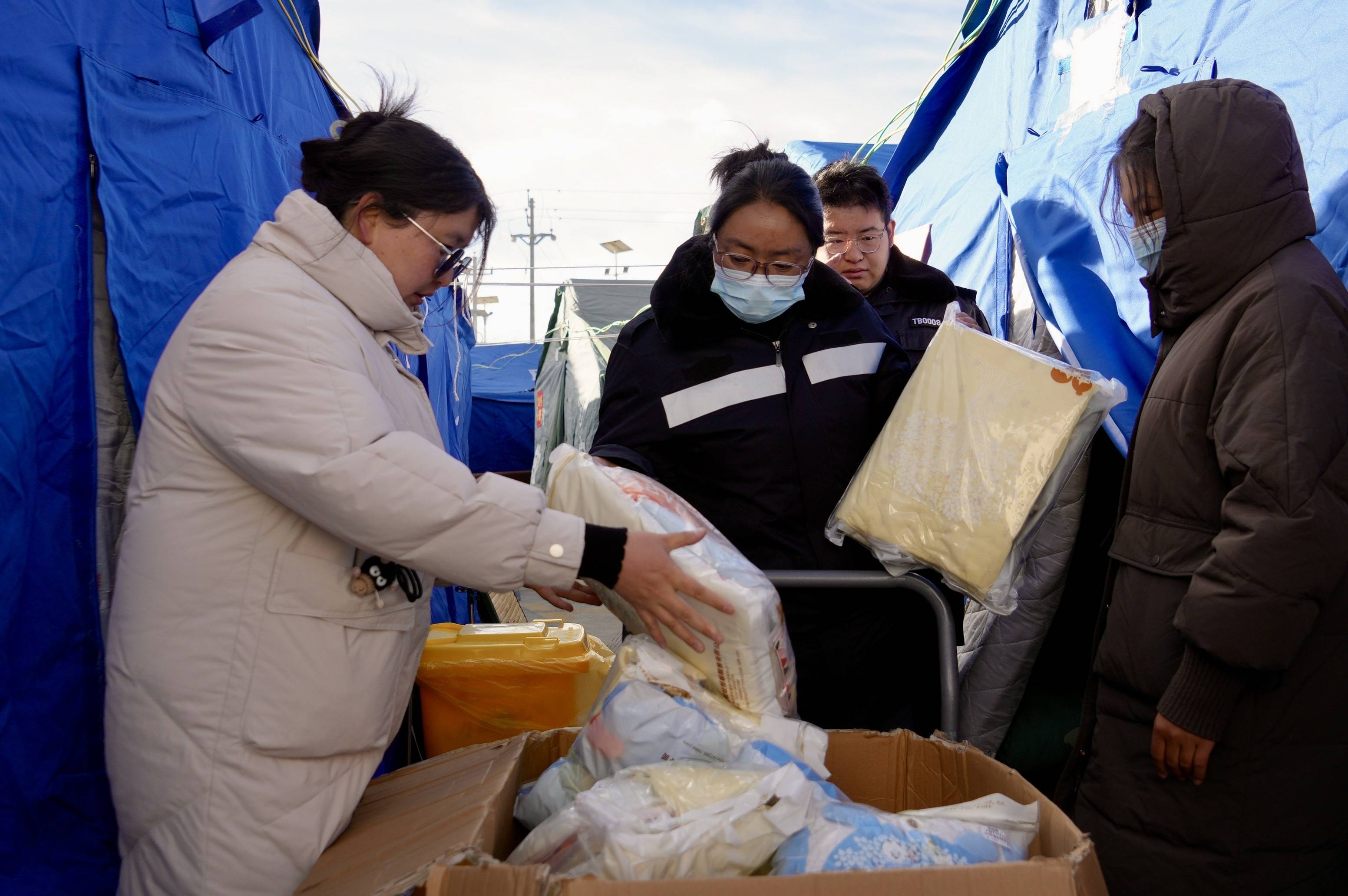 中国政府向缅甸提供的首批紧急人道主义地震救灾援助物资启运