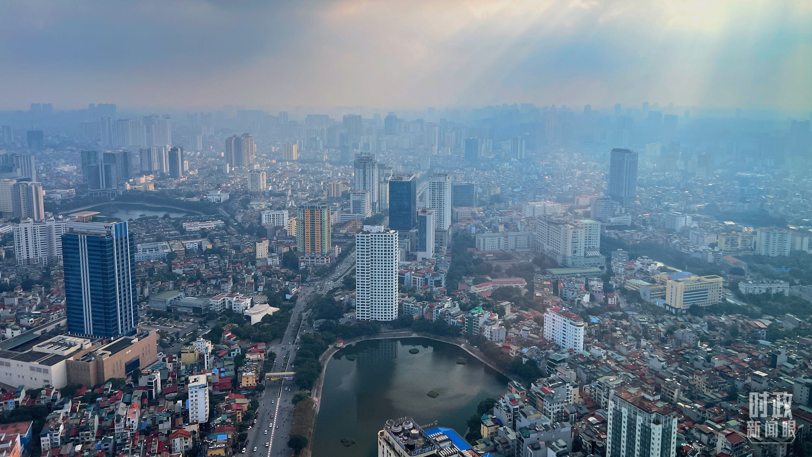 习近平抵达河内对越南进行国事访问
