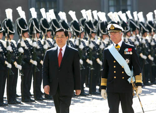 习近平同瑞典国王卡尔十六世·古斯塔夫就中瑞建交75周年互致贺电