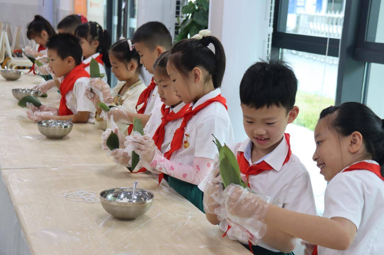 全国铁路1000余个站车开展端午站车文化互动活动