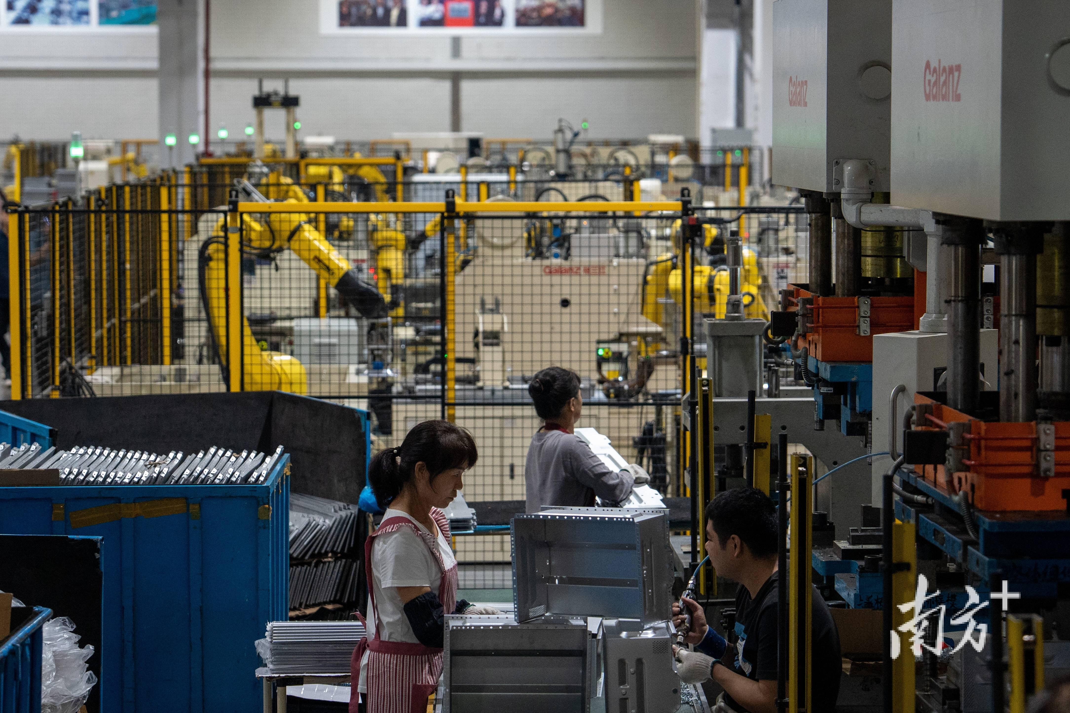 美的人形机器人“进厂”顺利 有望提升制造环节自动化率