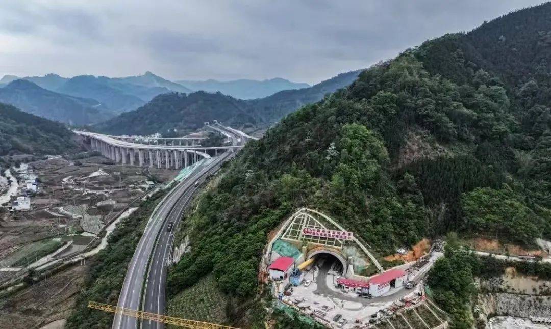 今年8000亿元“两重”建设项目清单全部下达完毕