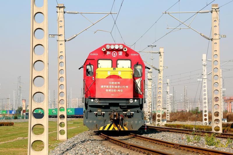 陕西西安：更多企业“坐上”中欧班列