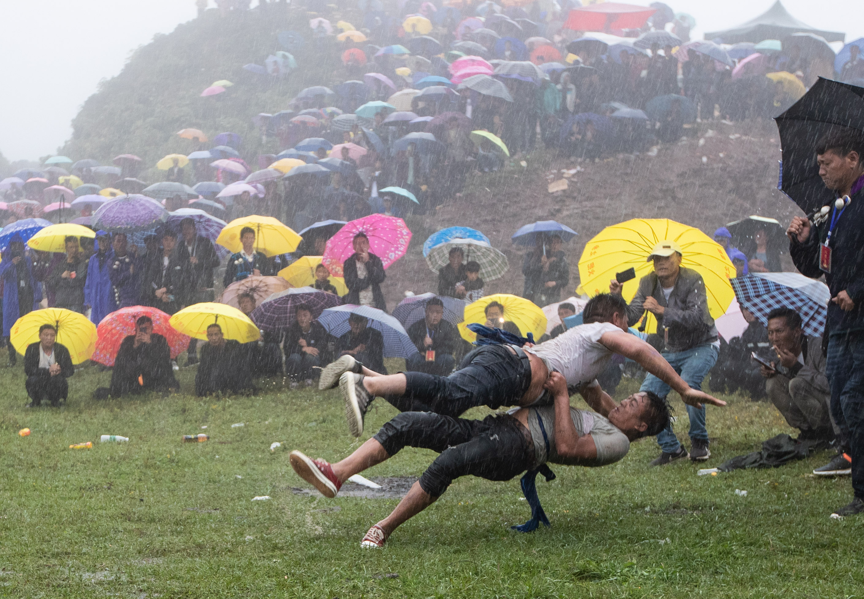 新华全媒+丨彝族火把节燃情大凉山夏日