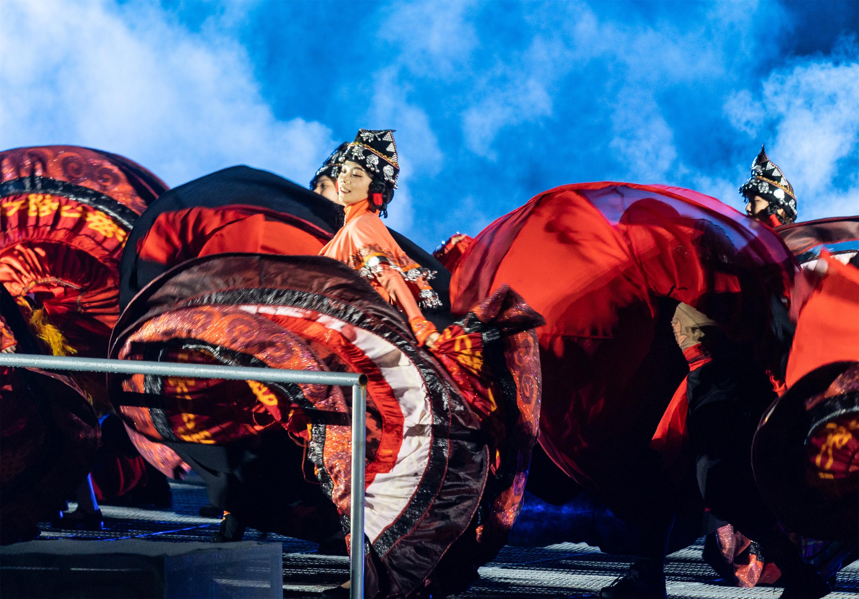 新华全媒+丨彝族火把节燃情大凉山夏日