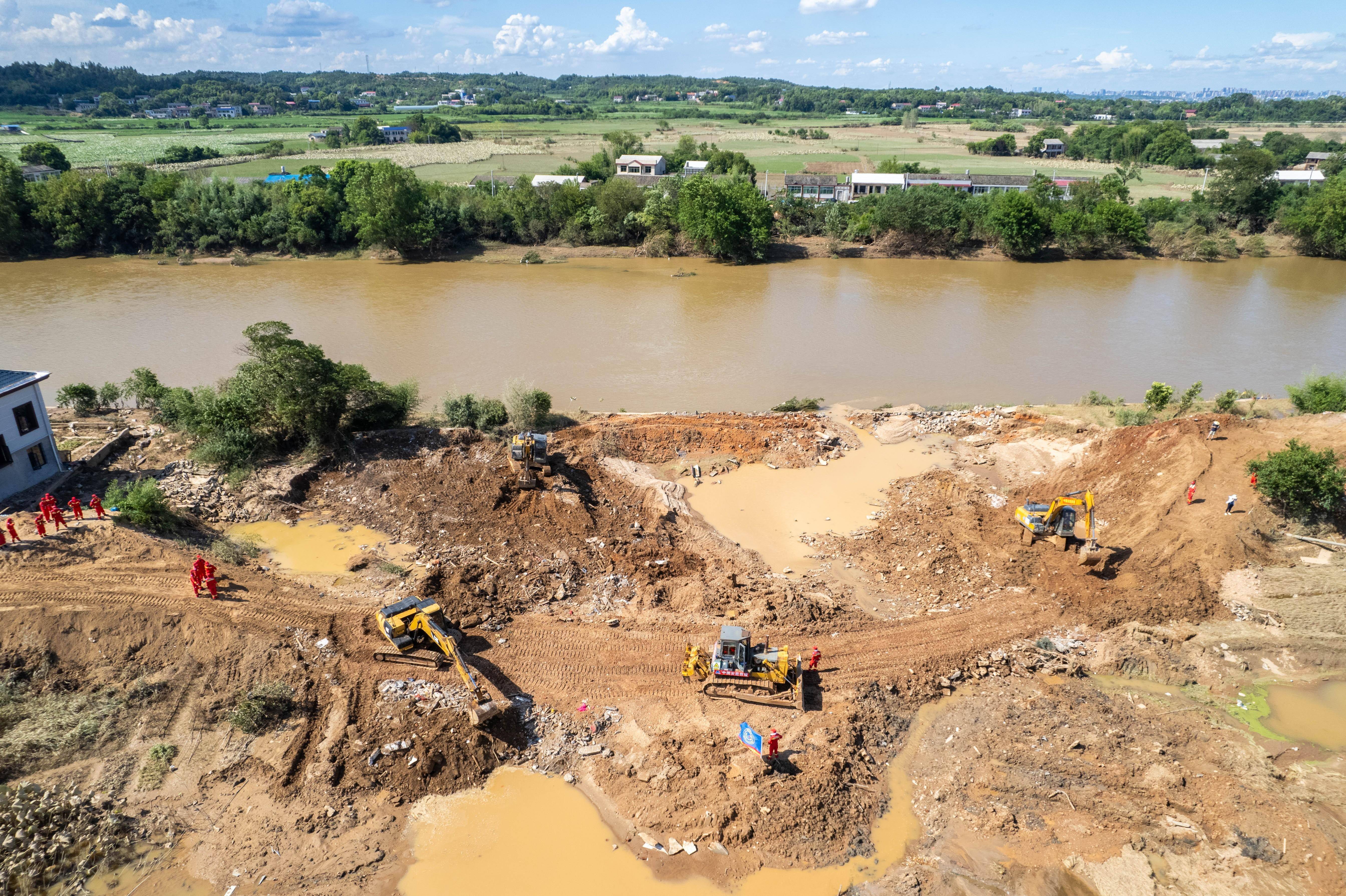 新华社快讯：现阶段封关政策措施可以概括为“四个更加”