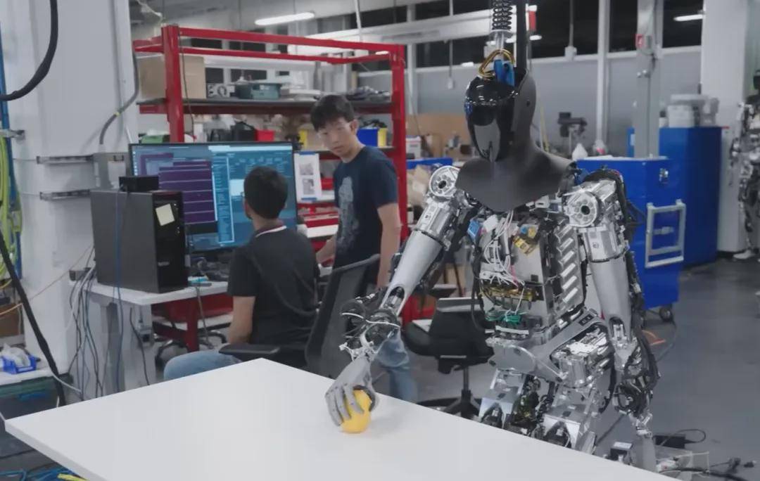 机器人迎来商业化拐点 产业发展驶入快车道