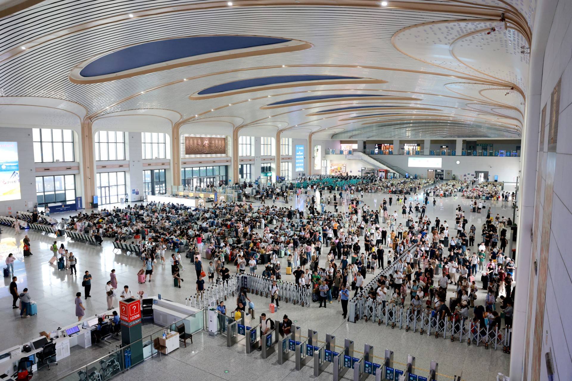 全国铁路暑运发送旅客破8亿人次