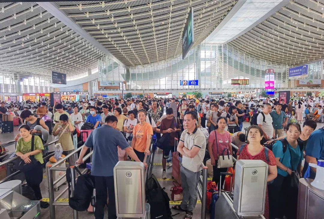 全国铁路暑运发送旅客破8亿人次