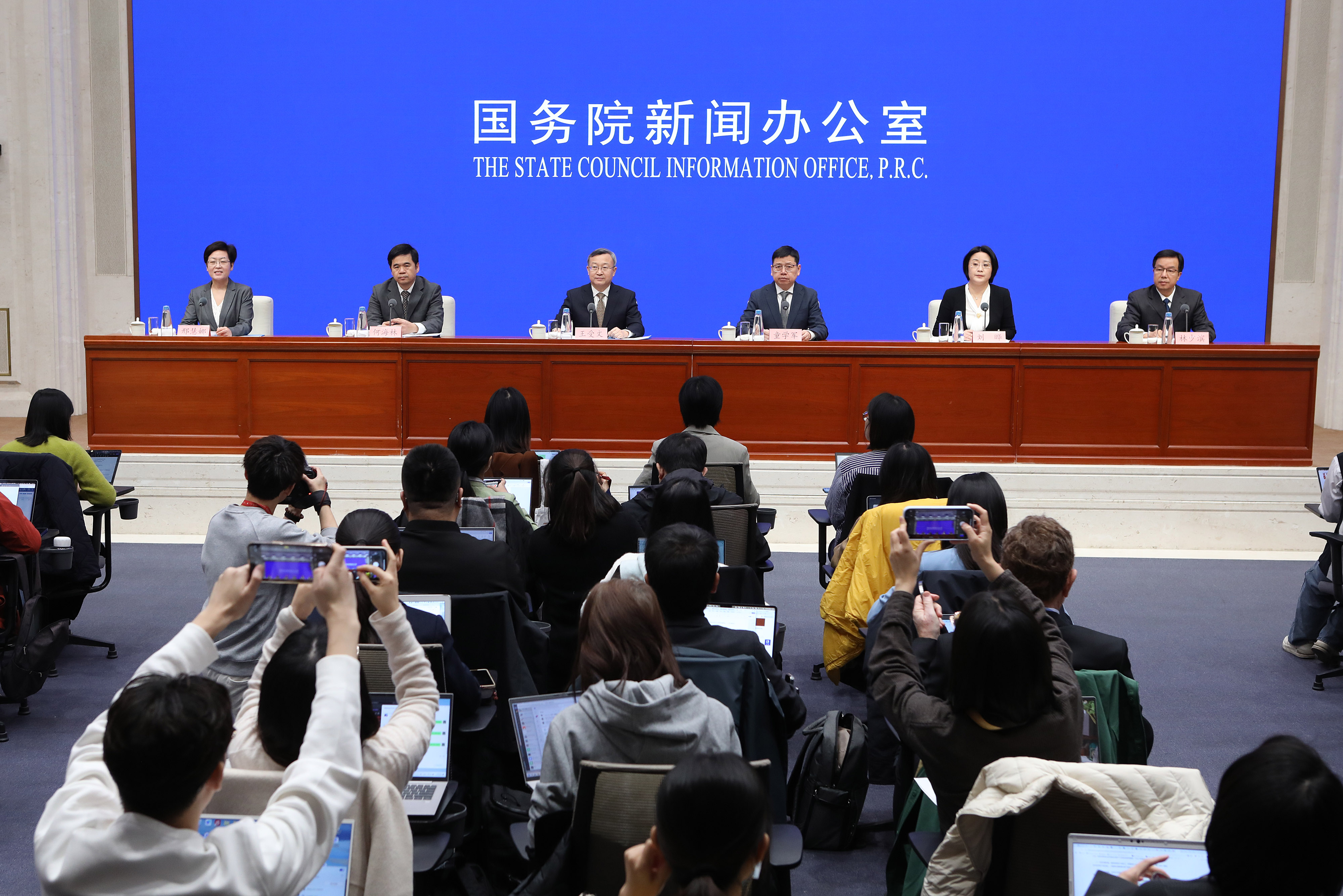 商务部：将出台若干政策措施促进服务出口和消费