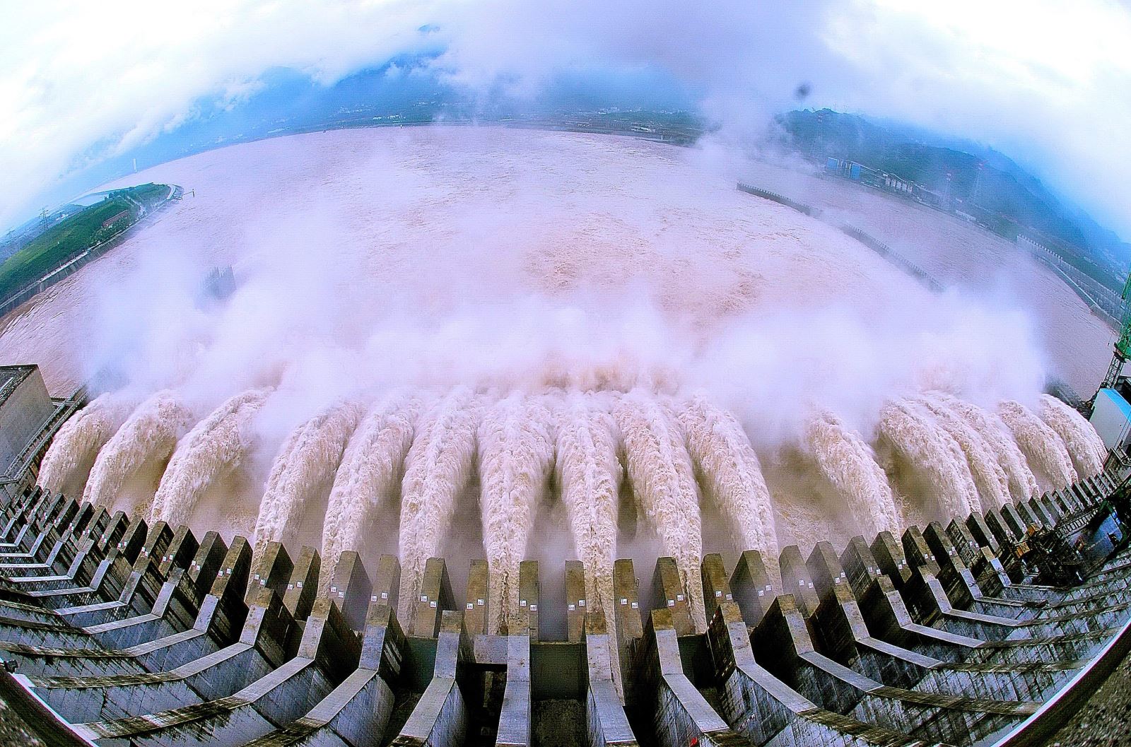 三峡旅游：游客接待量稳步增长 半年度扣非净利创新高