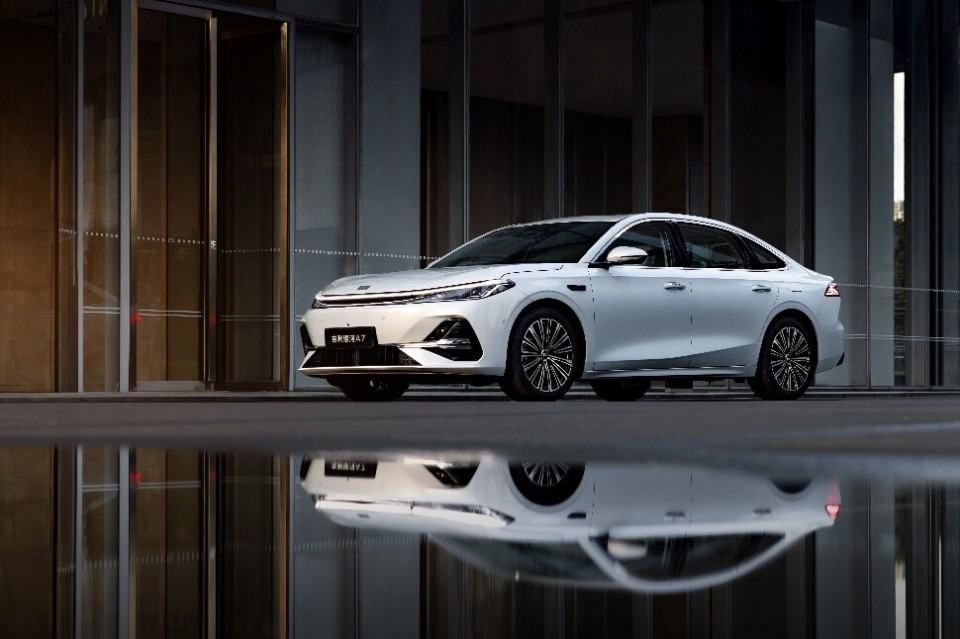 公牛集团：上半年新能源业务营收同比增长33.52%