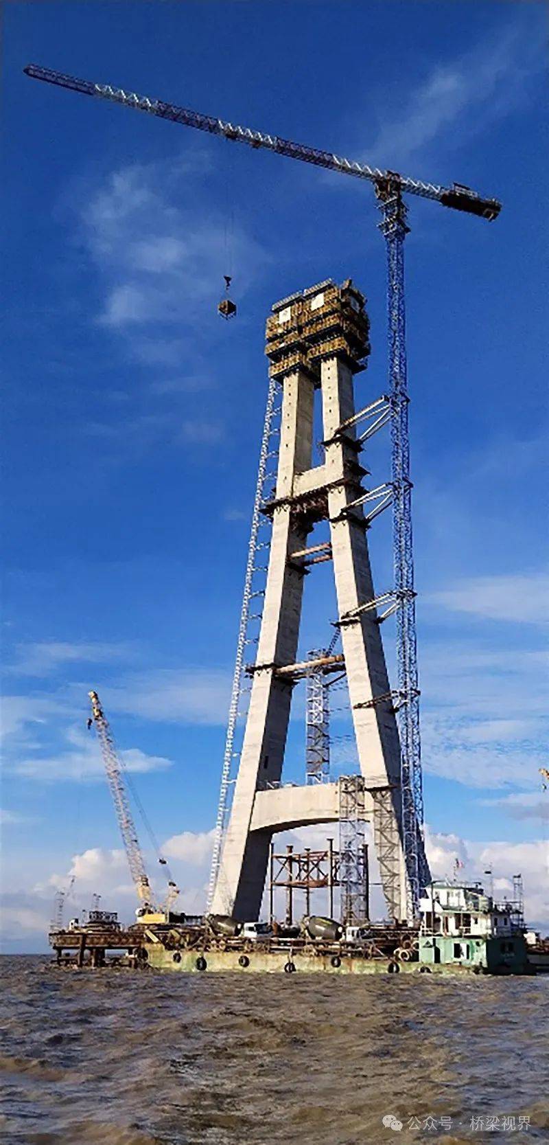 一跨1768米！国内最大跨度跨海大桥首个主塔顺利封顶