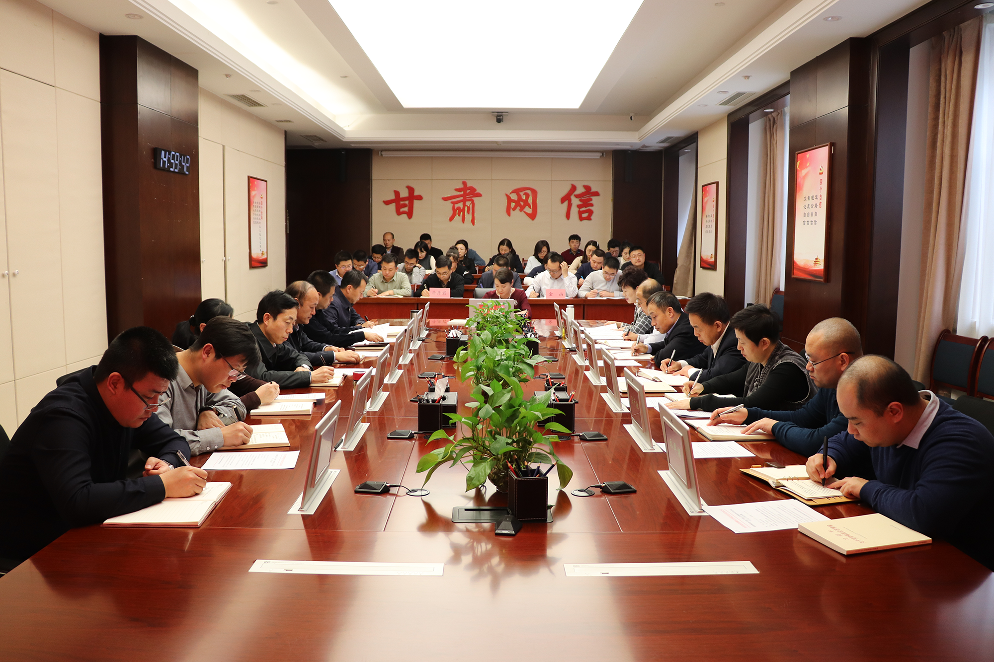 《习近平关于妇女儿童和妇联工作论述摘编》《习近平关于注重家庭家教家风建设论述摘编》英文版出版发行