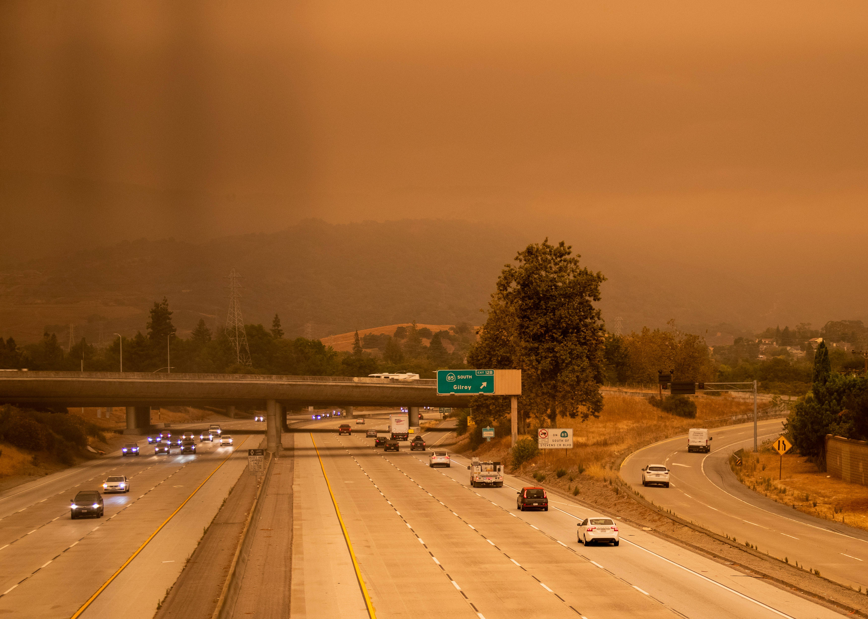 全球瞭望丨美媒：“经济停滞感”笼罩美国家庭