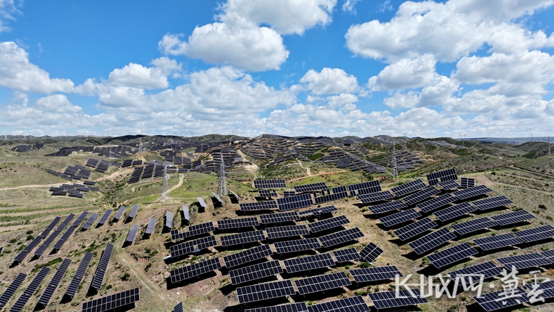 潮涌新疆70年 风光新涌：绿电“追风逐日” 点亮万家灯火