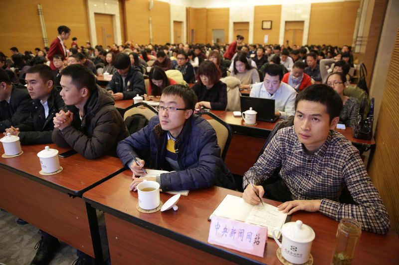 学习贯彻党的二十届四中全会精神中央宣讲团首场报告会在京举行