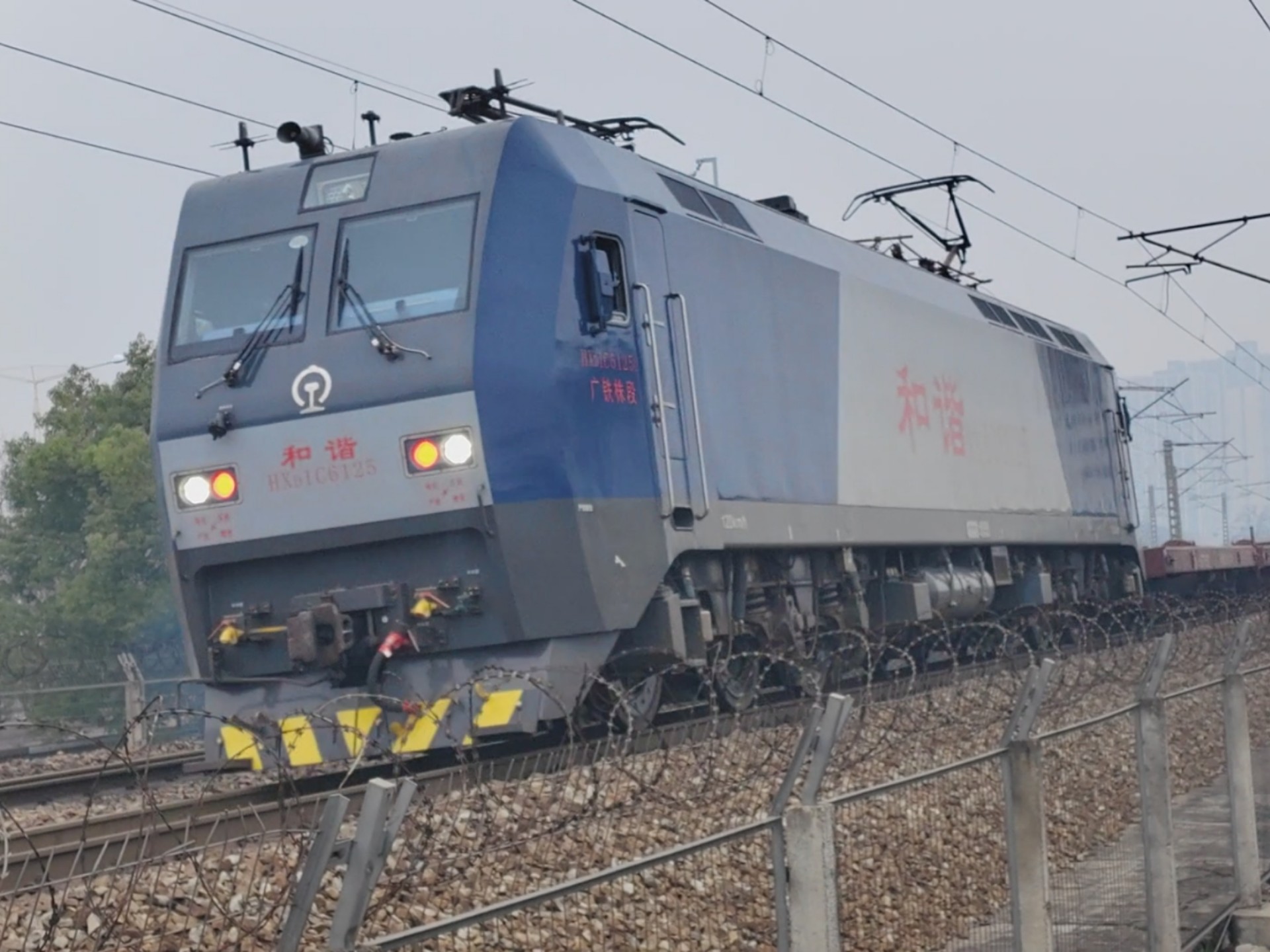 国产载重96吨重载车辆在国铁集团能源运输干线正式投入使用