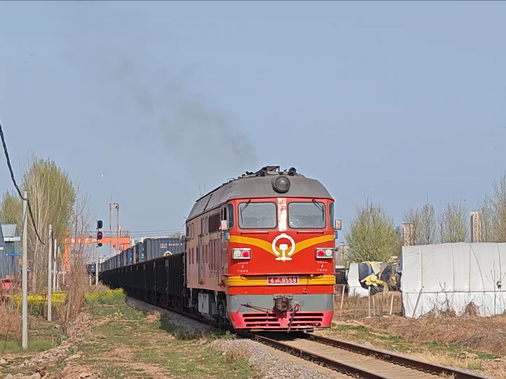 国产载重96吨重载车辆在国铁集团能源运输干线正式投入使用