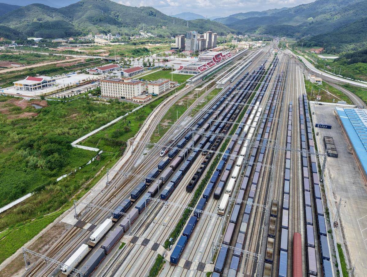 国产载重96吨重载车辆在国铁集团能源运输干线正式投入使用