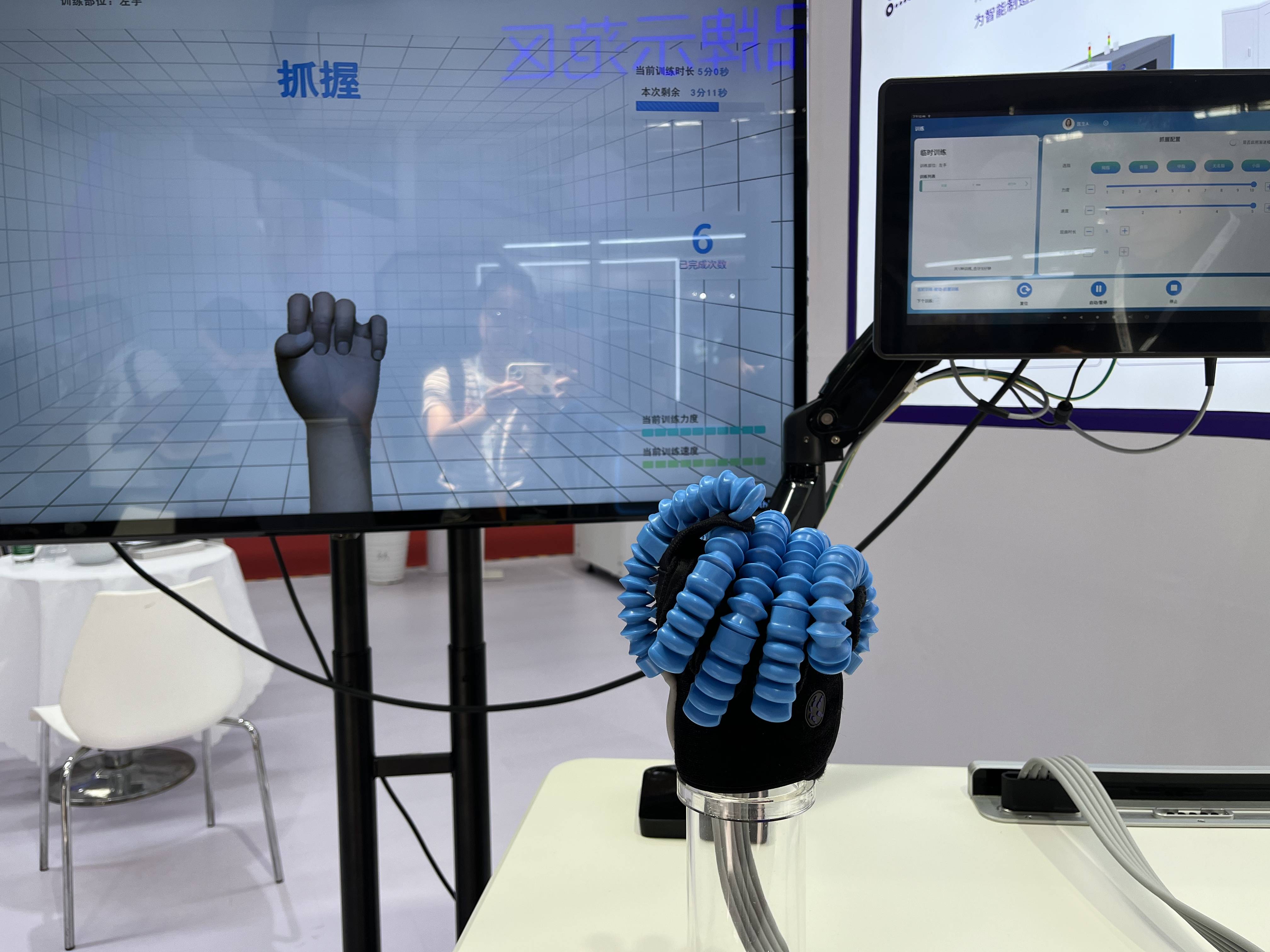 进博会上演“机器人总动员”