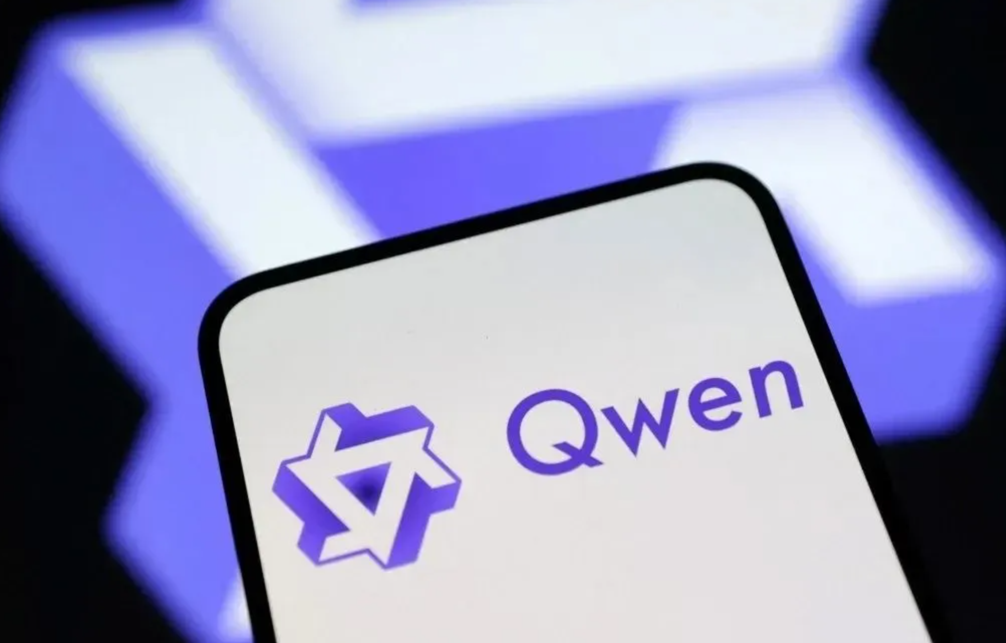 阿里千问引爆下载热潮 资金涌入AI应用板块