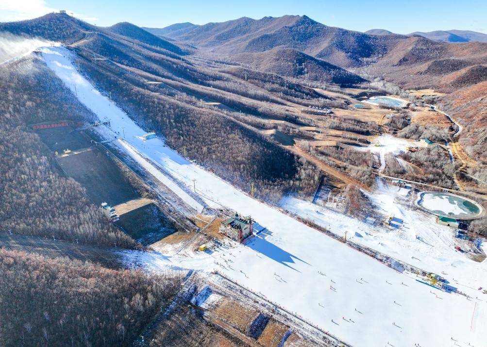 财经聚焦丨各大滑雪场陆续开板 冰雪经济持续升温