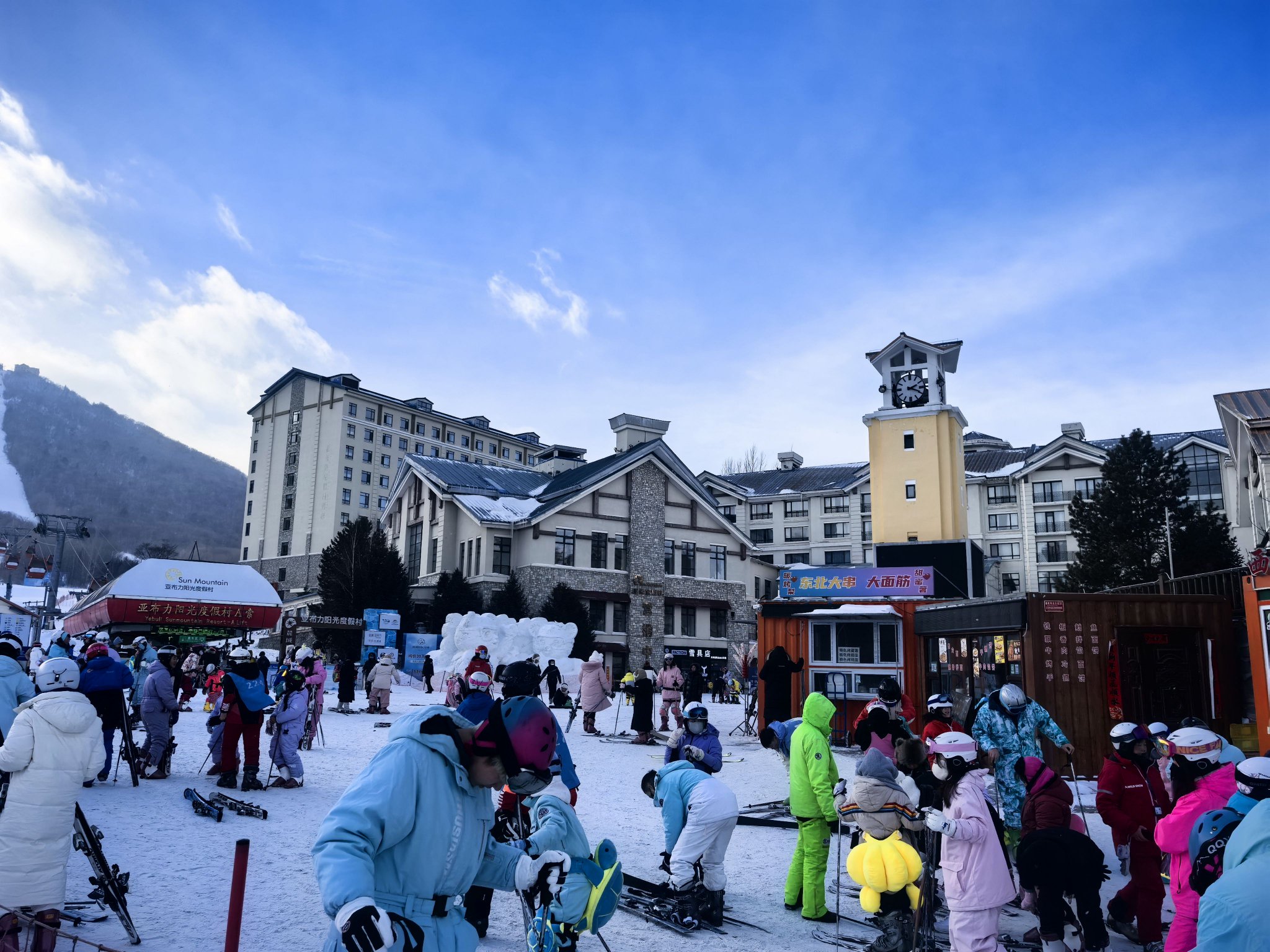 财经聚焦丨各大滑雪场陆续开板 冰雪经济持续升温