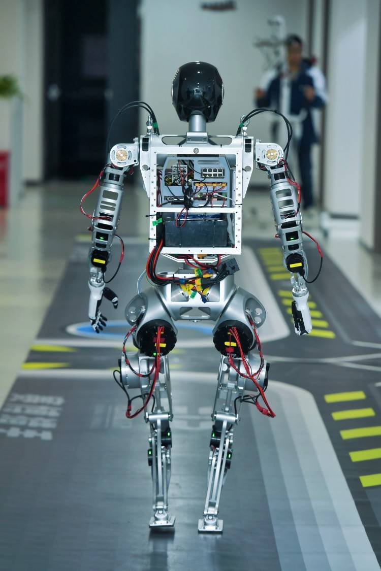从“实验室”跑进“生产线”人形机器人商业化加速落地