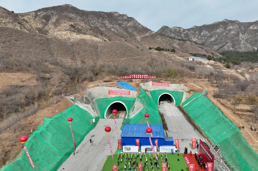 新华鲜报丨20分钟穿越天山南北！世界最长高速公路隧道通车