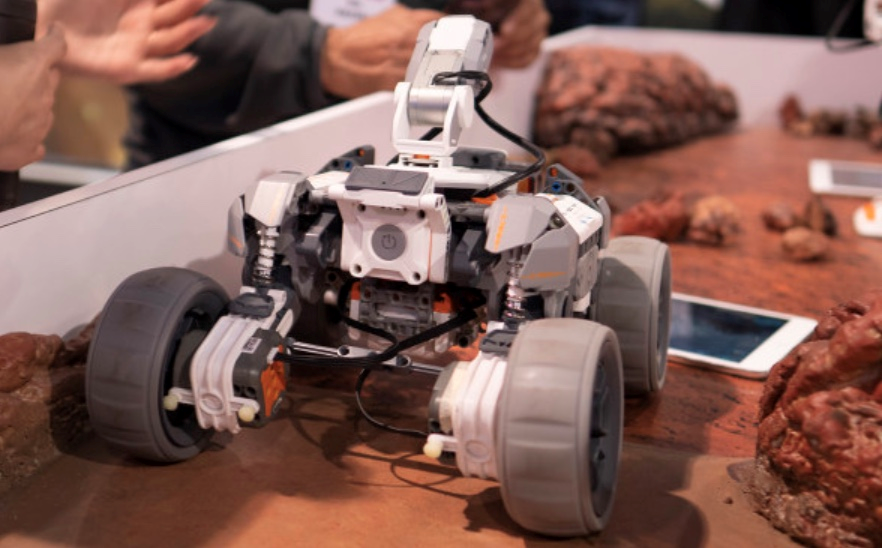 华宝新能光储火星机器人亮相CES