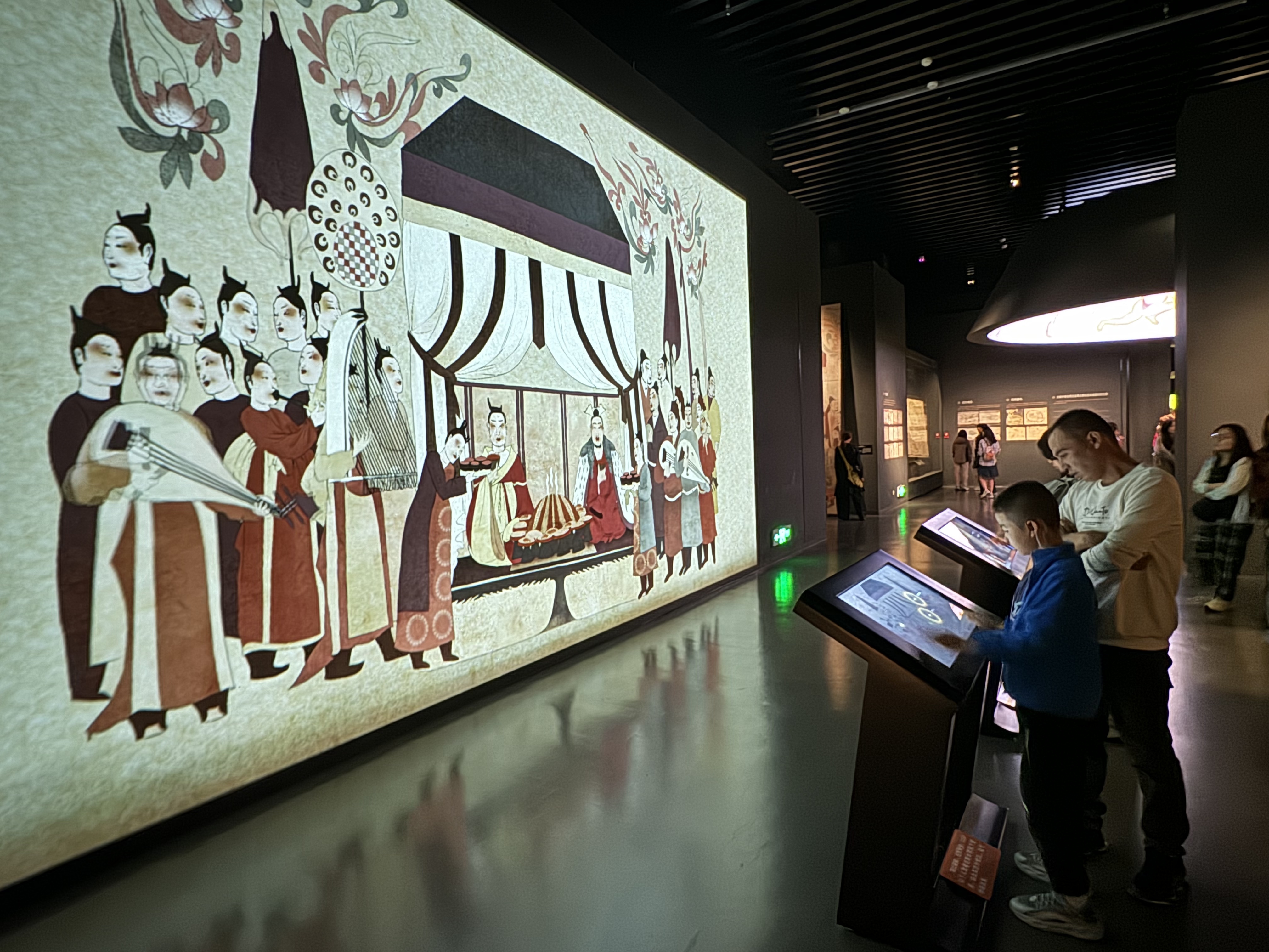 人文经济激活消费新动能丨从一场热门巡展看文博进阶激活文化消费