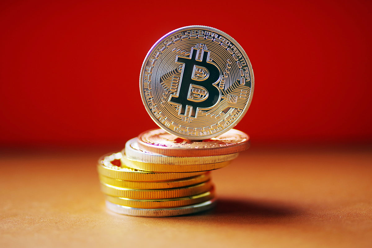 黄金投资选择题：谁是更优解