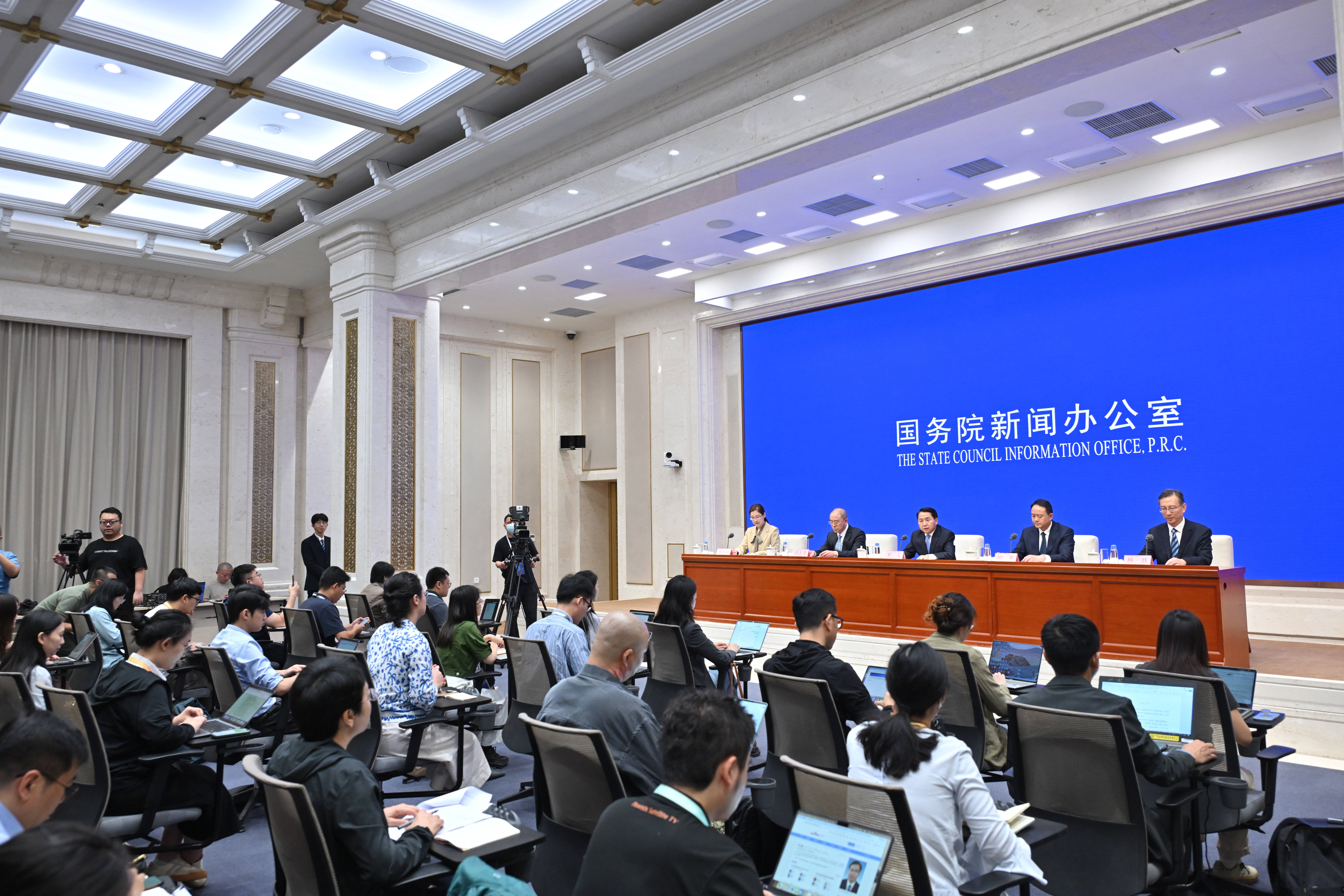 两会看“新”丨首次写入政府工作报告的脑机接口，有何发展看点？