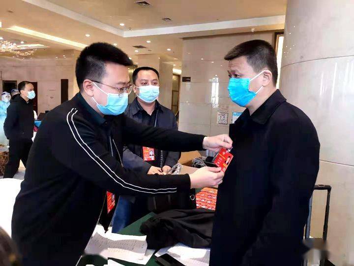 创意微视频丨家庭群开聊，并“拍了拍”代表委员